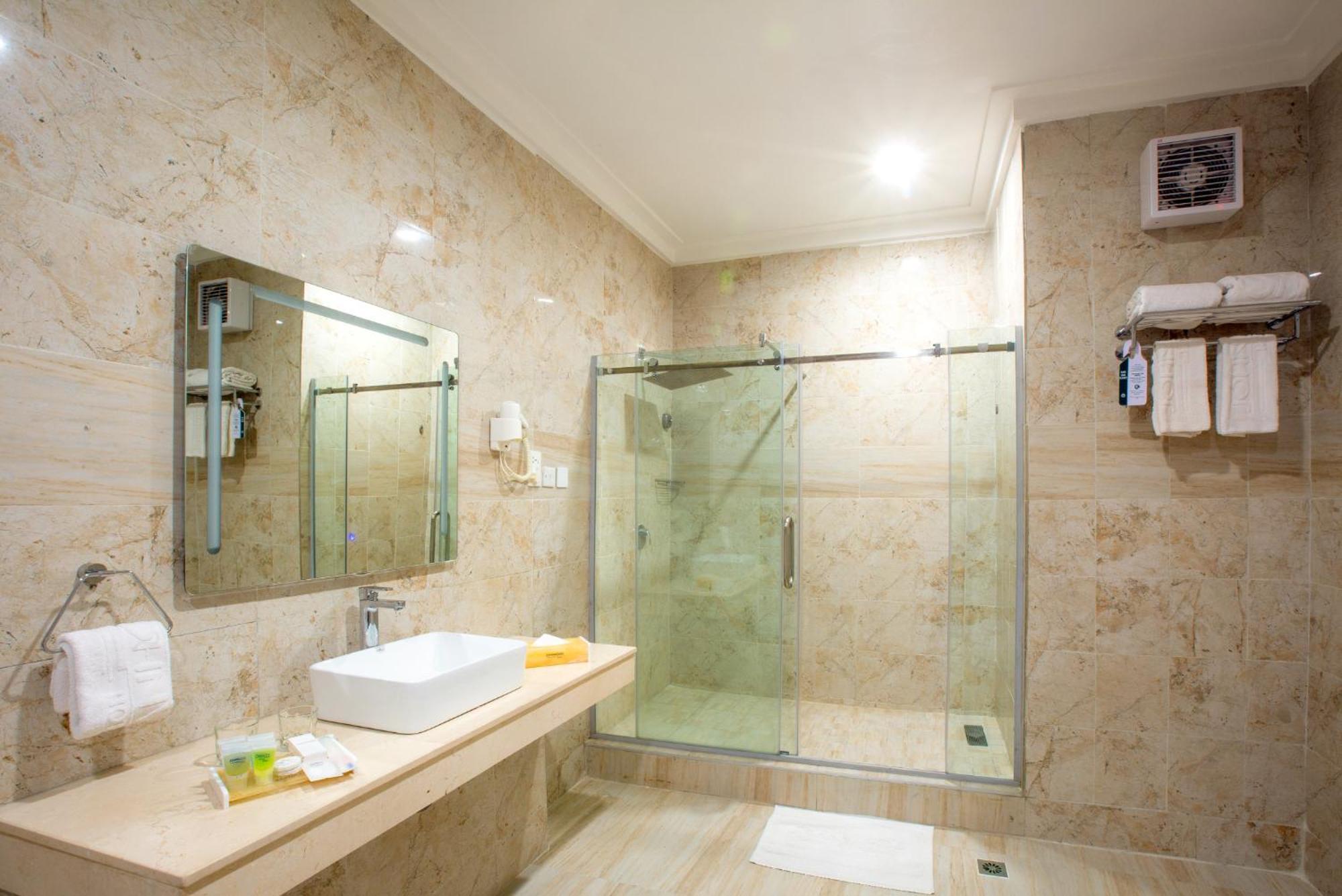 Johnwood Hotel By Bolton Αμπούζα Εξωτερικό φωτογραφία